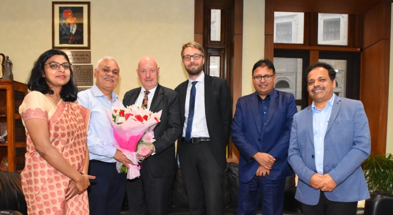 मुख्य सचिव दुर्गा शंकर मिश्र से डेनमार्क के राजदूत फ्रेडी स्वेन ने भेंट की