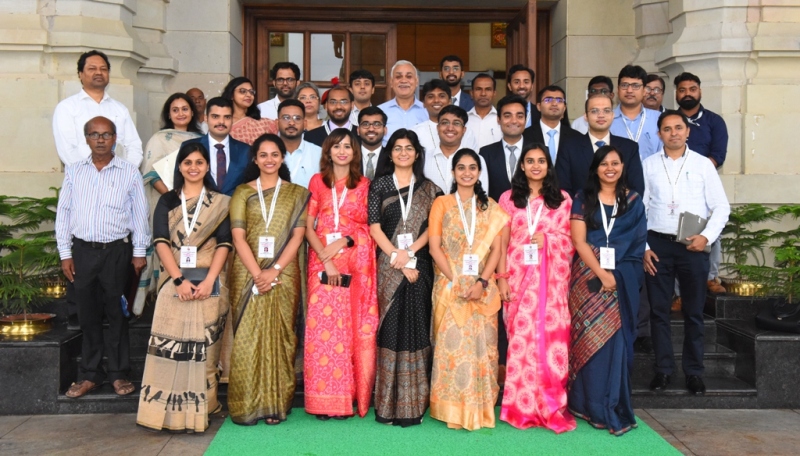 मुख्य सचिव दुर्गा शंकर मिश्र से भारतीय प्रशासनिक सेवा (आईएएस) 2021 बैच एवं भारतीय वन सेवा (आईएफएस) 2018 व 2019 बैच के 23 प्रशिक्षु अधिकारियों ने शिष्टाचार भेंट की। इस अवसर पर मुख्य सचिव ने सभी प्रशिक्षु अधिकारियों का परिचय प्राप्त किया। ज्यादातर प्रशिक्षु अधिकारी इंजीनियरिंग स्ट्रीम से थे।