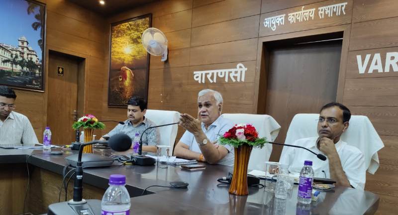 उत्तर प्रदेश के मुख्य सचिव दुर्गा शंकर मिश्र ने अपने एक दिवसीय वाराणसी दौरे के दौरान शुक्रवार को वाराणसी में पर्यटन गतिविधियों के विस्तार को लेकर वाराणसी टूरिज्म गिल्ड के सदस्यों के साथ कमिश्नरी सभागार में बैठक की। उन्होंने पर्यटन विस्तार के लिए महत्वपूर्ण सुझाव उपस्थित गिल्ड के सदस्यो को दिये। मुख्य रुप से शंघाई सहयोग संगठन से आने वाले सदस्यों के वाराणसी आगमन एवं विभिन्न देशों के प्रतिनिधि के काशी आगमन तथा आने वाले आगामी दशहरा, दीपावली, देव-दीवाली आदि में बड़ी संख्या में वाराणसी आने वाले पर्यटकों हेतु ट्रेड तैयार करने हेतु मार्गदर्शन किया। 
