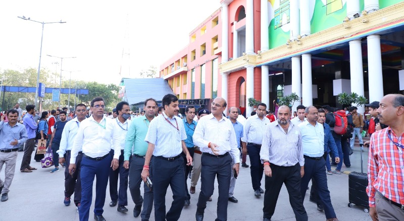 आशुतोष गंगल ने आगामी त्योहारों के मद्देनजर रेलवे स्टेशनों का निरीक्षण किया