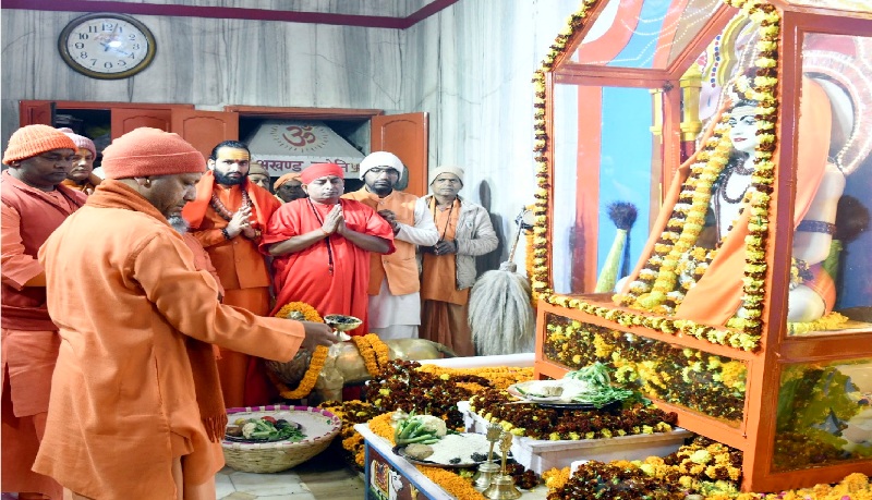 मुख्यमंत्री योगी गोरखपुर में श्री गोरक्षनाथ मंदिर में मकर संक्रांति के अवसर पर पूजा-अर्चना करते हुए