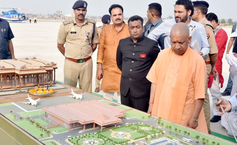 CM Yogi ने अयोध्या-सुल्तानपुर राष्ट्रीय राजमार्ग से एयरपोर्ट तक 4-लेन सड़क का निरीक्षण किया